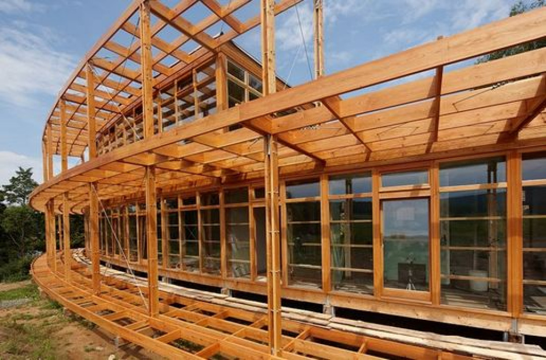 Systemy drewnianych konstrukcji nośnych budynków oferuje firma Kasper Polska