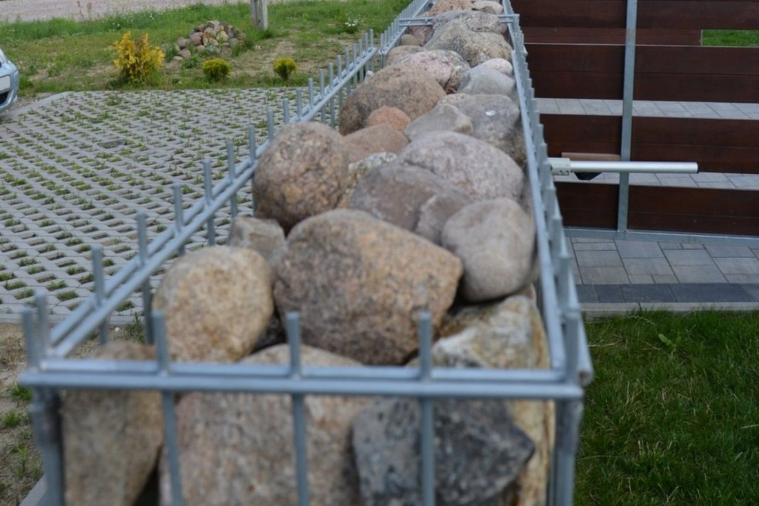 Podczas budowy ogrodzenia własnoręcznie wypełniałam gabiony kamieniami polnymi