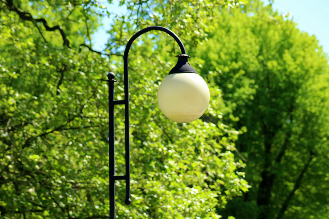Jak dobrać odpowiednie oświetlenie do parku? Praktyczne porady