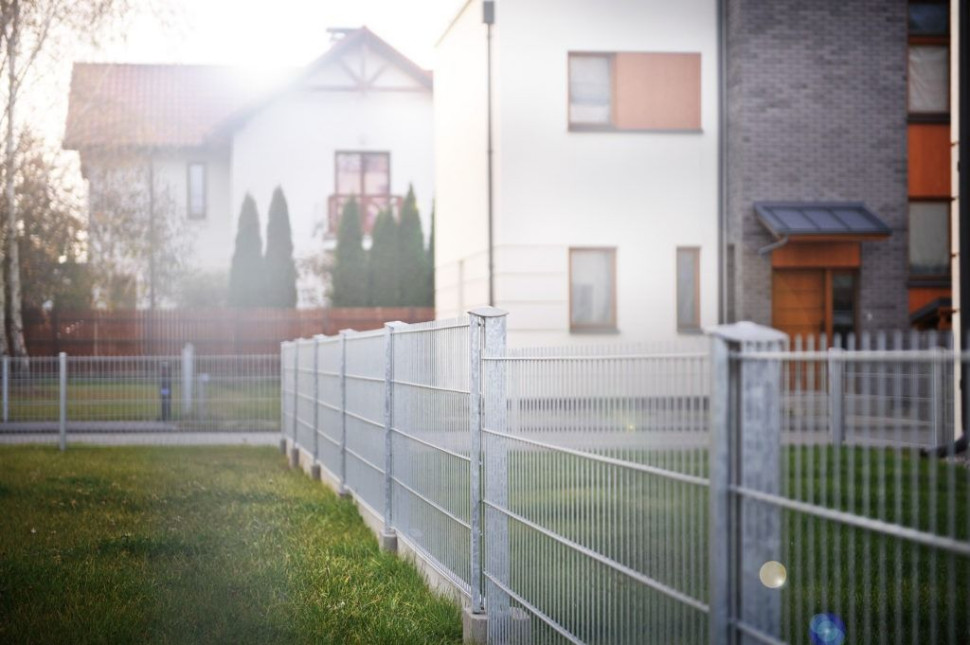 Podmurówka pod ogrodzenie panelowe zalety i wady Czy warto ją montować