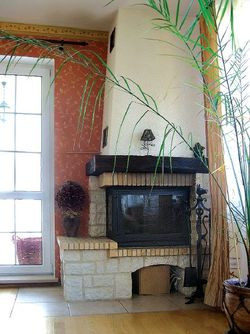 Otwarty salon na parterze sąsiaduje z dużym zadaszonym tarasem