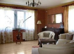 Otwarty salon na parterze sąsiaduje z dużym zadaszonym tarasem