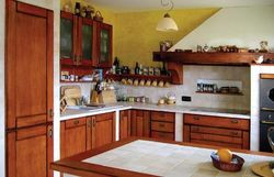 W kuchni dominuje nietypowy, imponujący rozmiarami okap