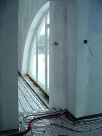 Przejście z kuchni do salonu