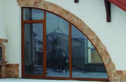 Okno w kształcie przypominającym wachlarz