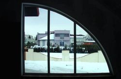 Okno w kształcie przypominającym wachlarz