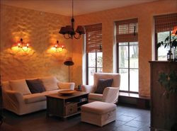 Nierówna powierzchnia ścian w salonie to pomysł Agnieszki