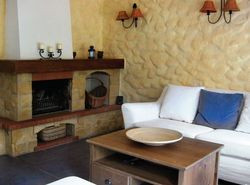 Nierówna powierzchnia ścian w salonie to pomysł Agnieszki