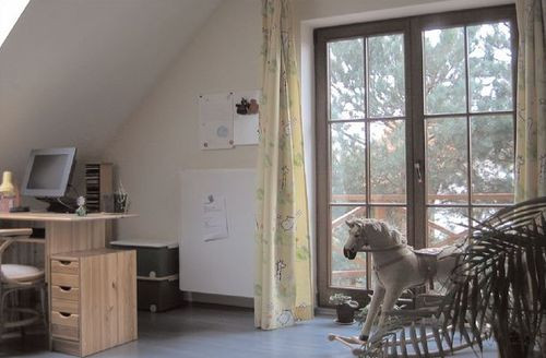 Pokój Ady &#8211; przestronny, z podwójnym oknem balkonowym, przez które zaglądają sosny