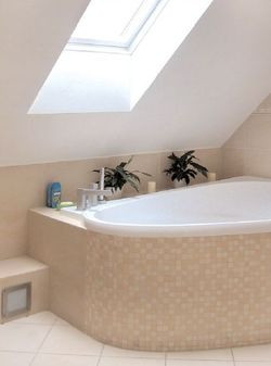 W dużej rodzinnej łazience, z piękną wanną Love Story i efektowną armaturą, brakuje na razie &#8222;drobiazgów&#8221;: umywalki, sedesu i bidetu