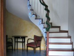 Bohaterowie licznych perypetii wykonawczych: schody i balustrada