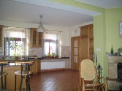 Przestronna, wysoka kuchnia jest ulubionym miejscem spotkań całej rodziny.