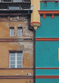 Odpadający tynk należy skuć, a ścianę otynkować na nowo 