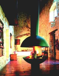 Nawet przez stosunkowo nieduże okno, ale umieszczone wysoko można pozyskać dość dużo ciepła zwłaszcza gdy jest akumulowane przez grubą, kamienną ścianę