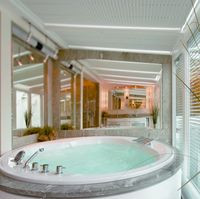 Gdy planujemy "salon" łazienkowy można zainstalować wannę w miejscu centralnym