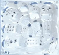 Taka wanna zapewnia dużą liczbę pozycji terapeutycznych, ma też wypłycone siedzisko dla dziecka