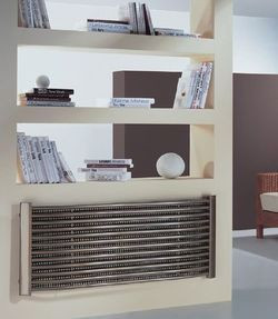 Ażurowy   grzejnik w kolorze chromowanej stali pasuje do ażurowej ścianki działowej z płyt g-k –   razem tworzą efektowną „ciepłą” przegrodę