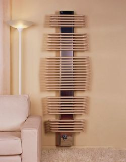 Futurystyczna rzeźba kolorystycznie dopasowana do beżu ścian, dywanu i fotela