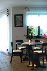 Otwarta jadalnia oddziela kuchnię od salonu