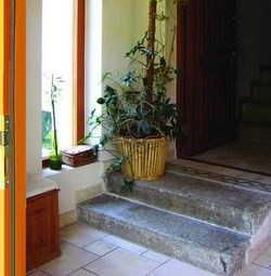 Granitowe schodki były pierwotnie schodami zewnętrznymi