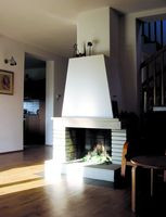 Kominek wykonany z jasnoszarej cegły i sinego piaskowca