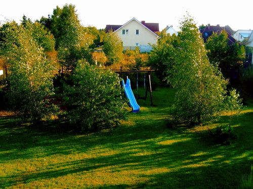 Widok z jednej z trzech sypialni na poddaszu. Ogród od południa przez większą część dnia pełen jest słońca
