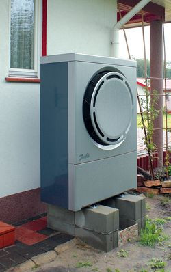 Jednostka zewnętrzna pompy ciepła, w której znajduje się układ chłodniczy, dzięki któremu możliwe jest pozyskiwanie energii z powietrza atmosferycznego i ogrzewanie czynnika krążącego w górnym źródle