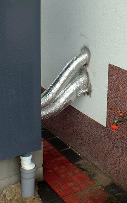 Jednostka zewnętrzna pompy ciepła jest połączona z jednostką wewnętrzną izolowanymi rurami, w których krąży czynnik grzewczy