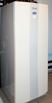 W jednostce wewnętrznej pompy ciepła zainstalowany jest zbiornik ciepłej wody użytkowej o pojemności 180 litrów