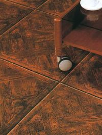 Wszyscy producenci materiałów podłogowych w tym także gresu, chętnie sięgają po wzór drewna