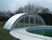 Konstrukcja zadaszenia basenu złożona z przesuwnych segmentów