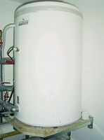 Zbiornik ciepłej wody użytkowej wykonany jest ze stali nierdzewnej o najwyższych parametrach sprawności energetycznej