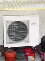 Jednostka zewnętrzna pobiera niskotemperaturowe ciepło z otoczenia i podnosi jego temperaturę