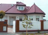 Zamek za białym płotem