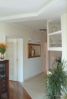 Duże lustro w złotej ramie