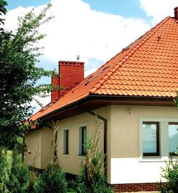 Od północnego wschodu usytuowano duży wygodny podjazd, od zachodu zaś dom "opiera się" o ścianę zieleni