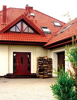 Trójkątna lukarna nad wejściem to okno wygodnej dziecięcej łazienki