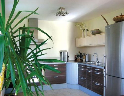 Oszczędna w formie i nieco chłodna w wystroju kuchnia