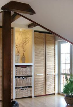 Szafy z drzwiami podobnymi do żaluzji