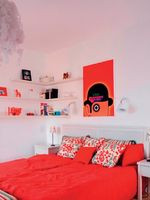 Obecnie produkuje się białe farby z minimialnym dodatkiem innego koloru, np. różowego