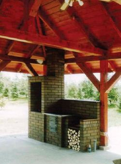 Współczesna wędzarnia ogrodowa