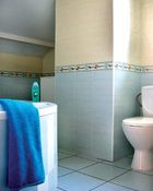 Białokremowa łazienka