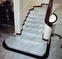 Na stopnie schodów stosuje się najczęściej te same materiały, co na podłogę: granit, marmur i rzadziej piaskowiec