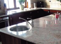 W kuchni kamienny blat