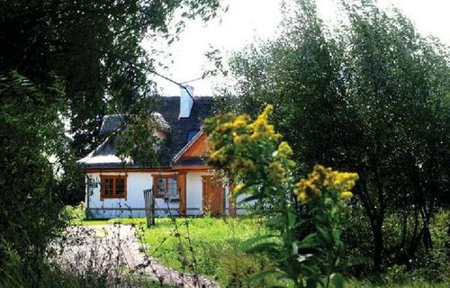 Widok na dom z ogrodem