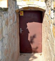 Drzwi do piwnicy wykonano ze stali