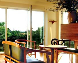  Przeszklony fragment salonu od zachodu