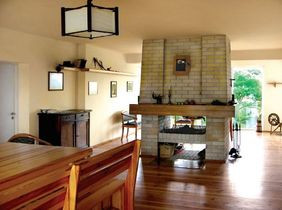 Otwarta przestrzeń parteru, podzielona tylko kominkiem