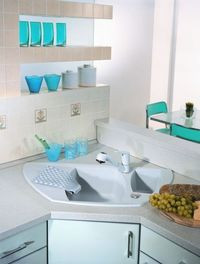 Narożny zlewozmywak jest szczeg&oacute;lnie dobrym rozwiązaniem w małej kuchni