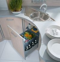 Zestaw pojemnik&oacute;w do segregowani śmieci najwygodniej umieścić pod zlewem